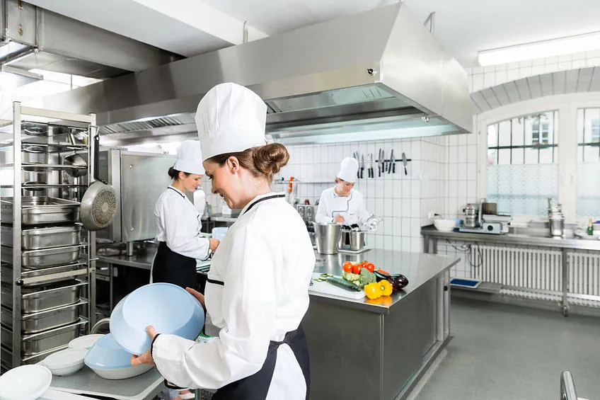 Comercial Lizarbe mujeres en cocina